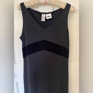 DKNY flattering black jersey crepe & velvet long sleeveless sheath dress. Sz M